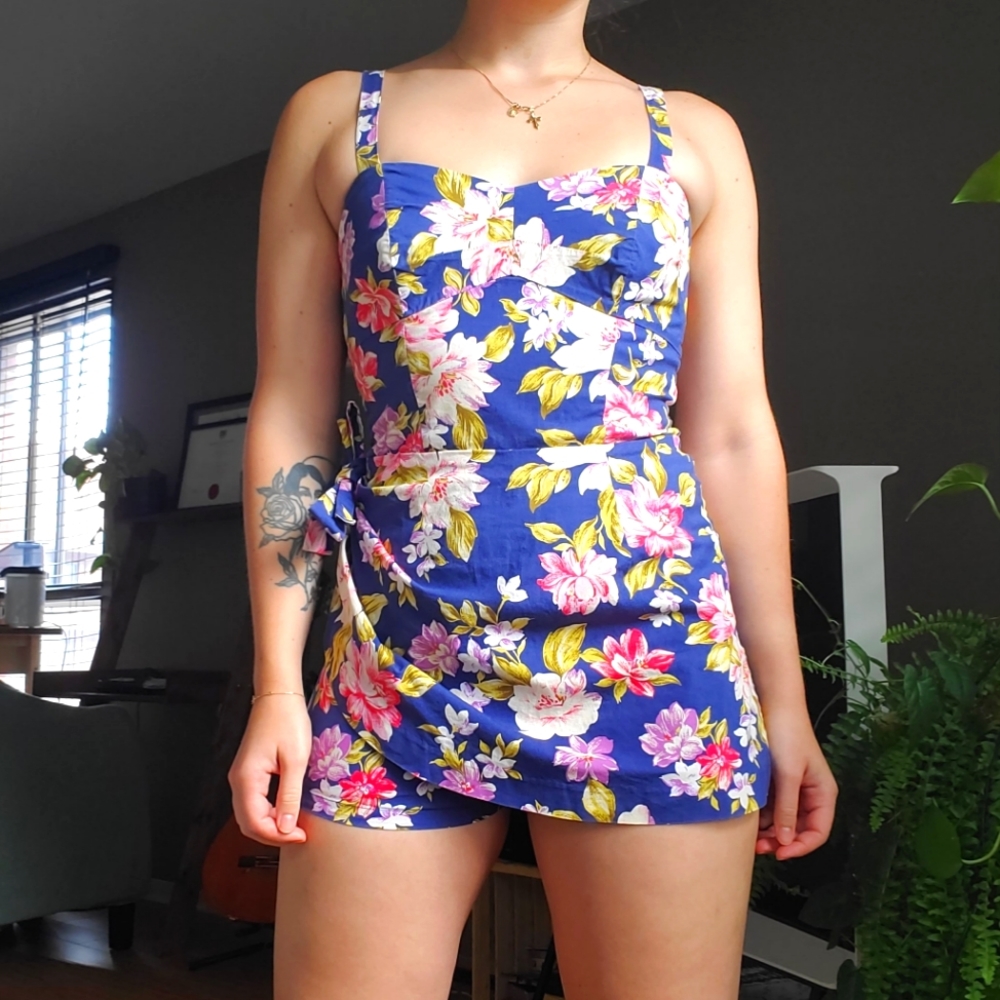 3/20$- FOREVER 21 FLORAL PRINT JUMPET SIZE M